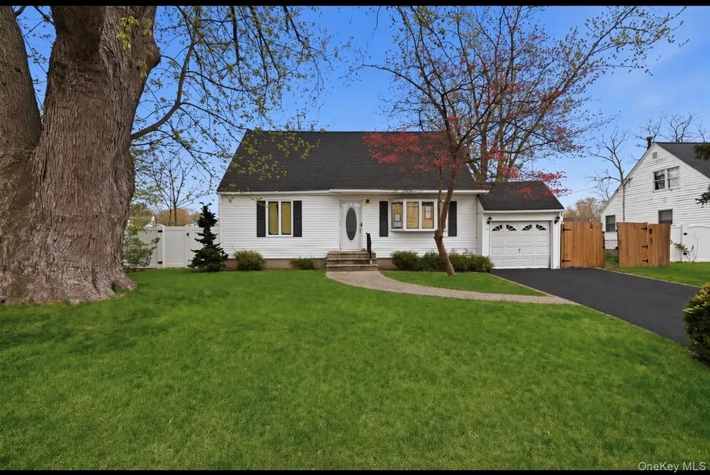 23 Woods Lane Centereach NY 11720