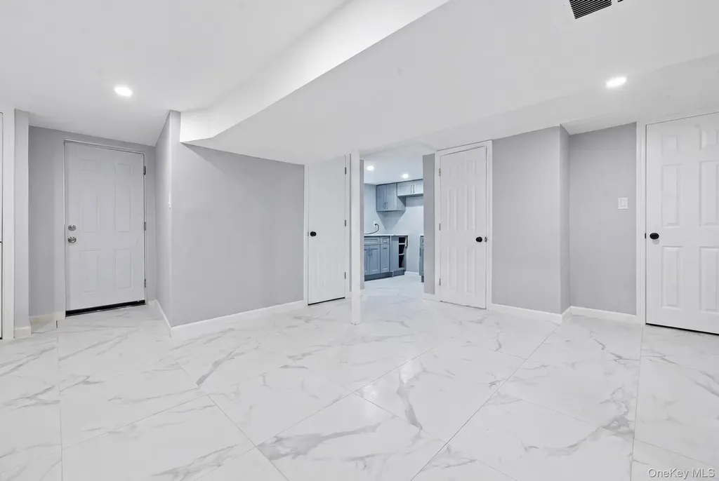 23 Woods Lane Centereach NY 11720