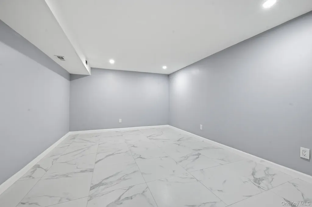 23 Woods Lane Centereach NY 11720