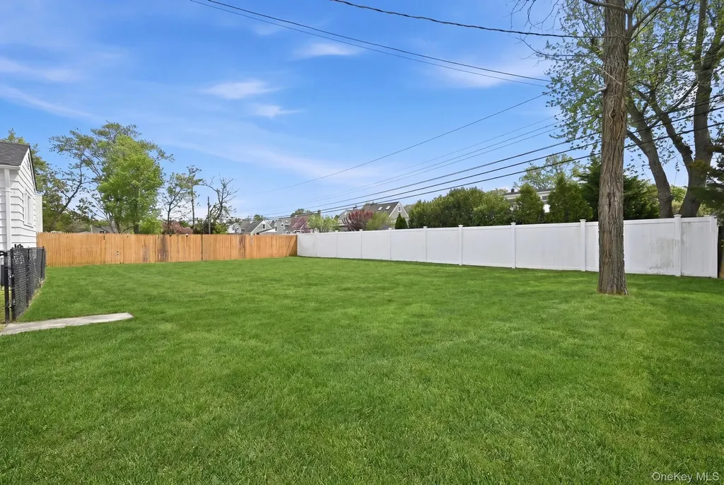 23 Woods Lane Centereach NY 11720