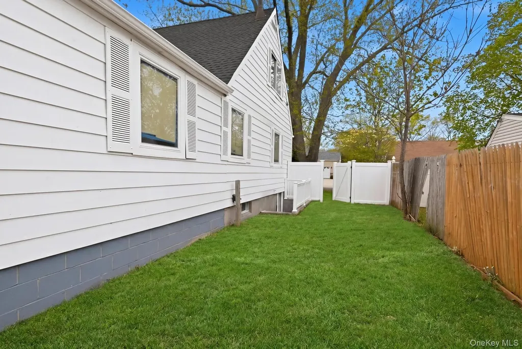 23 Woods Lane Centereach NY 11720