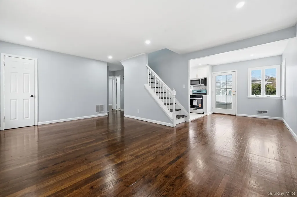 23 Woods Lane Centereach NY 11720
