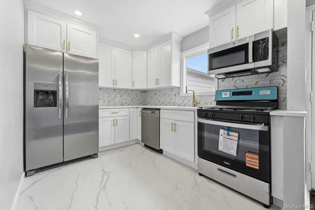 23 Woods Lane Centereach NY 11720