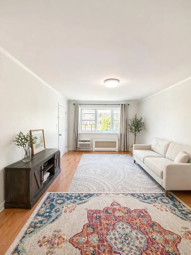 15052 Melbourne Flushing NY 11367