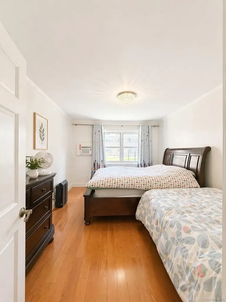 15052 Melbourne Flushing NY 11367