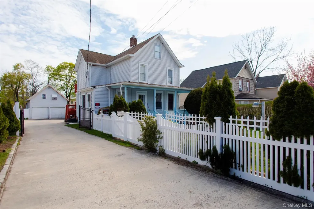 8 Brightside Avenue Central Islip NY 11722