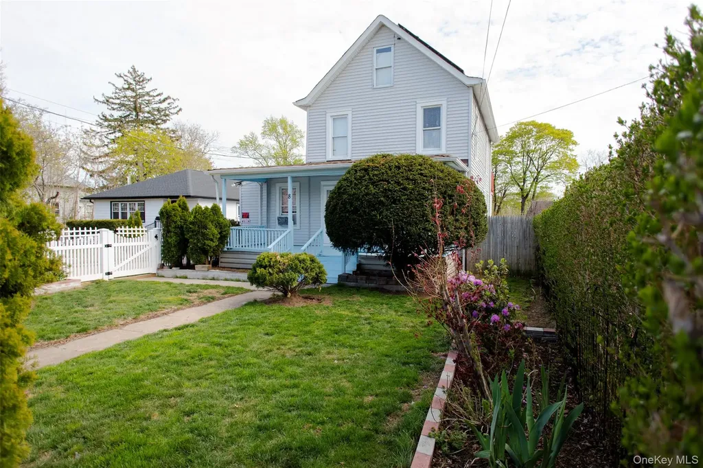 8 Brightside Avenue Central Islip NY 11722