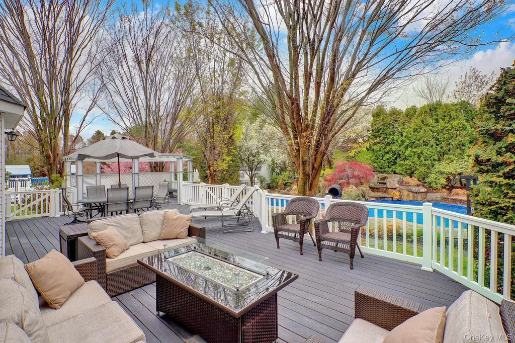 6 Arborvitae Lane Miller Place NY 11764