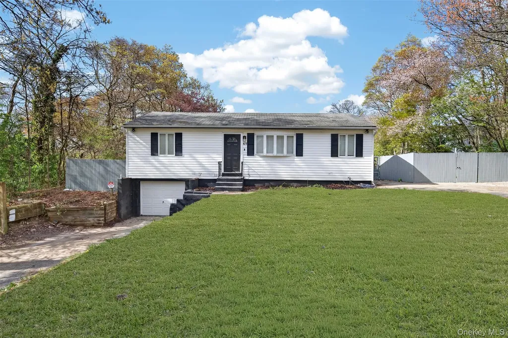 65 Maple Lane Medford NY 11763