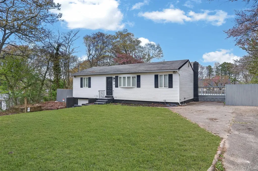 65 Maple Lane Medford NY 11763