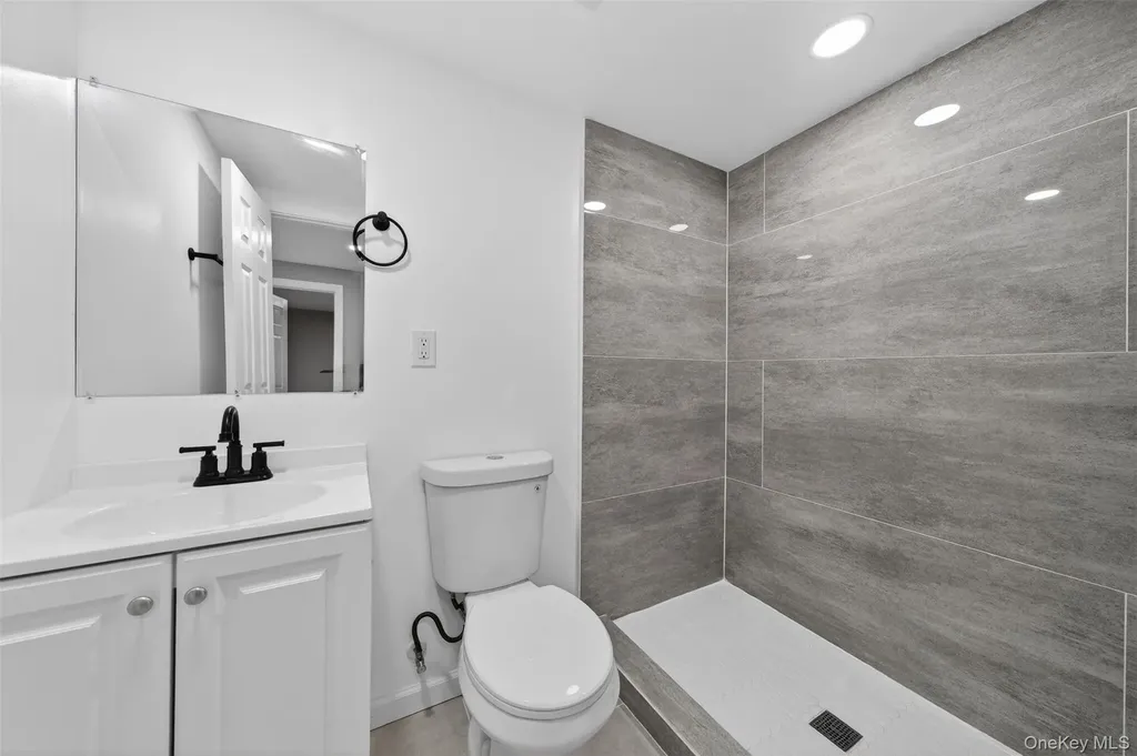 65 Maple Lane Medford NY 11763