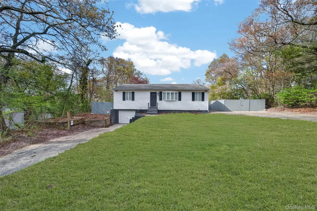 65 Maple Lane Medford NY 11763