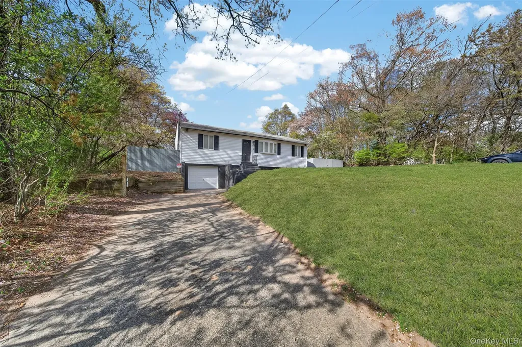 65 Maple Lane Medford NY 11763
