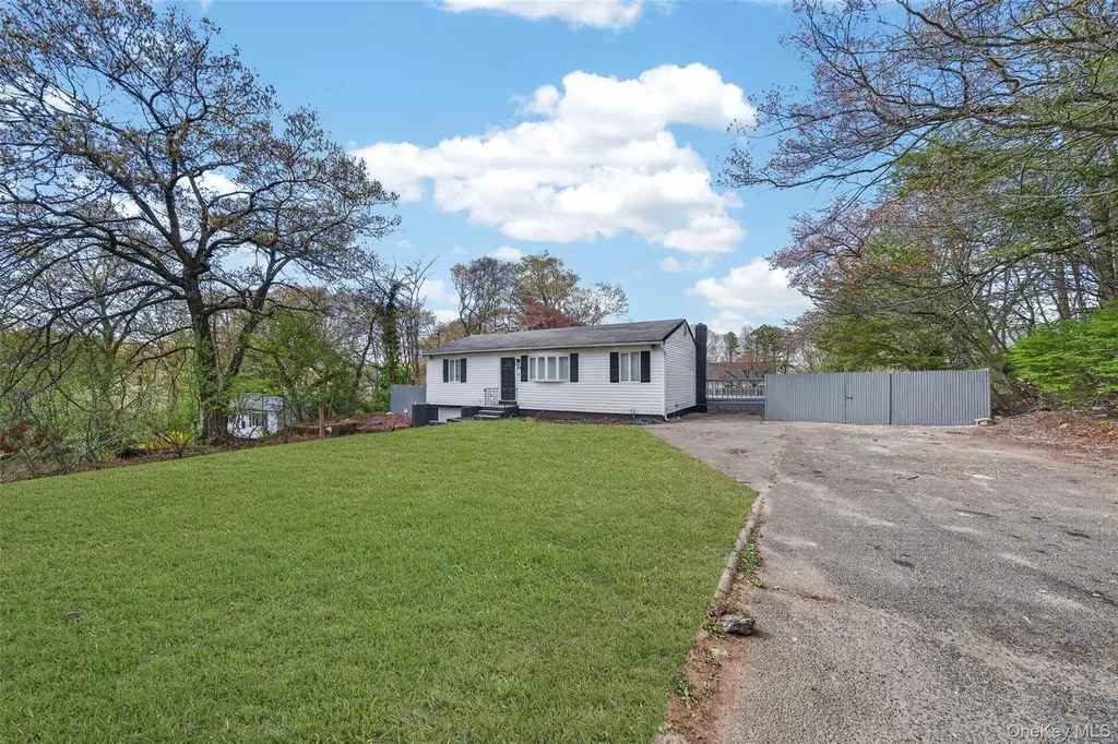 65 Maple Lane Medford NY 11763