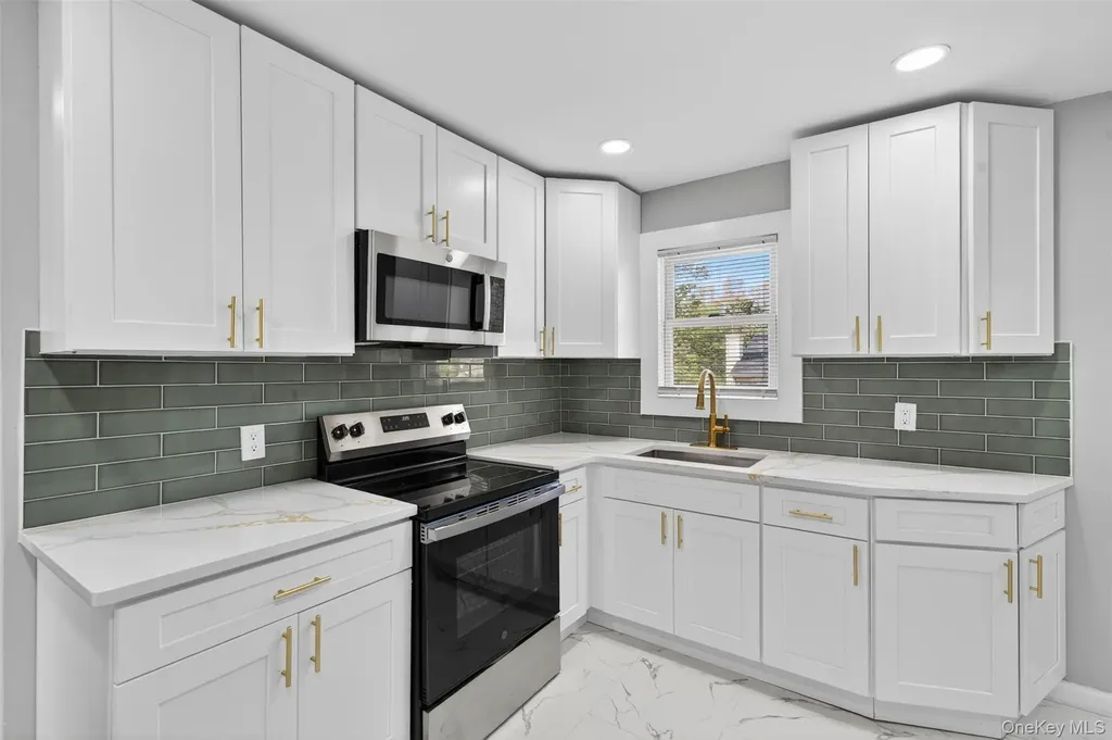 65 Maple Lane Medford NY 11763