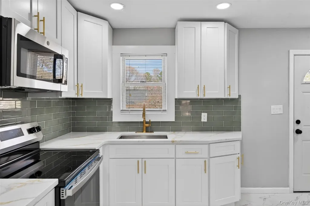 65 Maple Lane Medford NY 11763