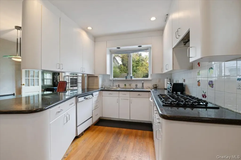 60 Broadway Lawrence NY 11559