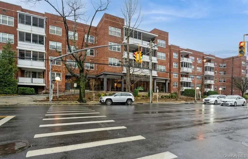 1 Kensington Gate Great Neck NY 11021