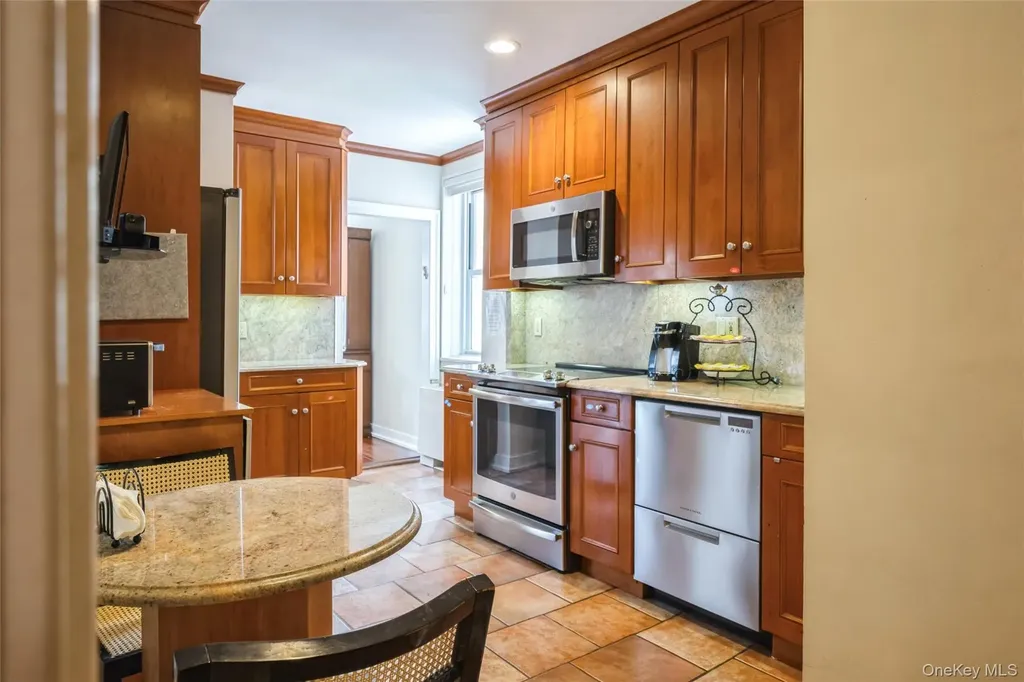 1 Kensington Gate Great Neck NY 11021