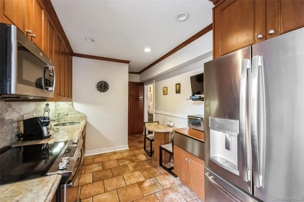 1 Kensington Gate Great Neck NY 11021
