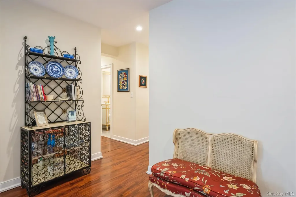 1 Kensington Gate Great Neck NY 11021