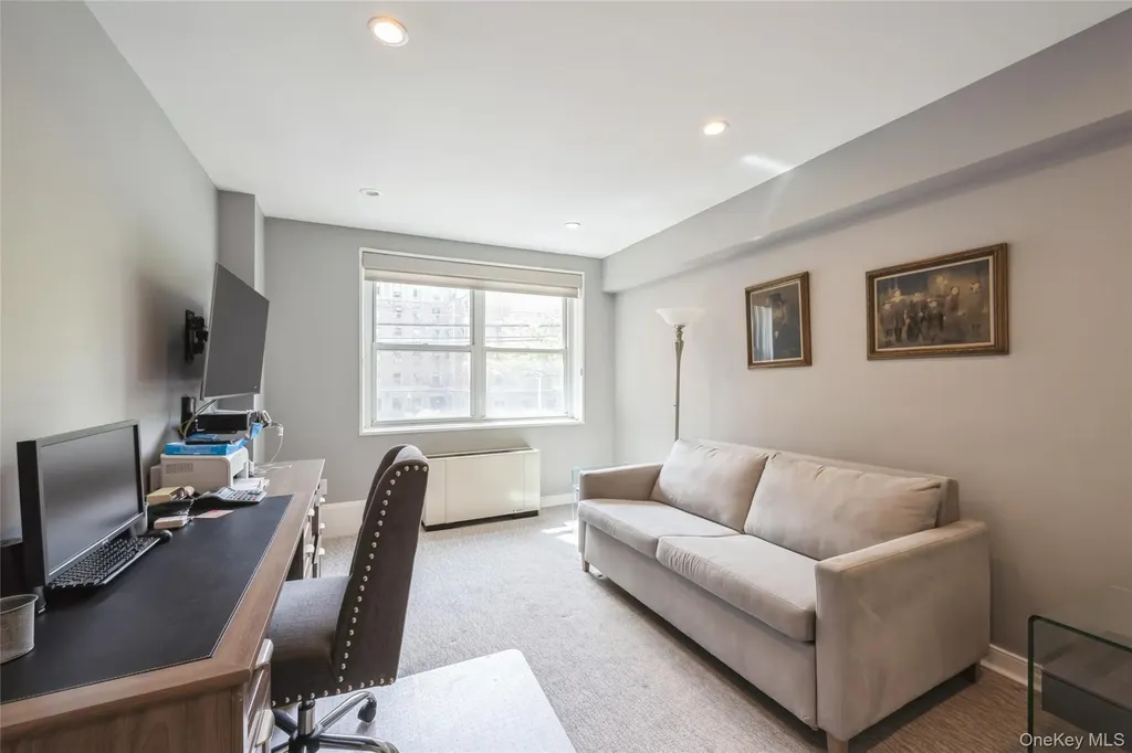 1 Kensington Gate Great Neck NY 11021
