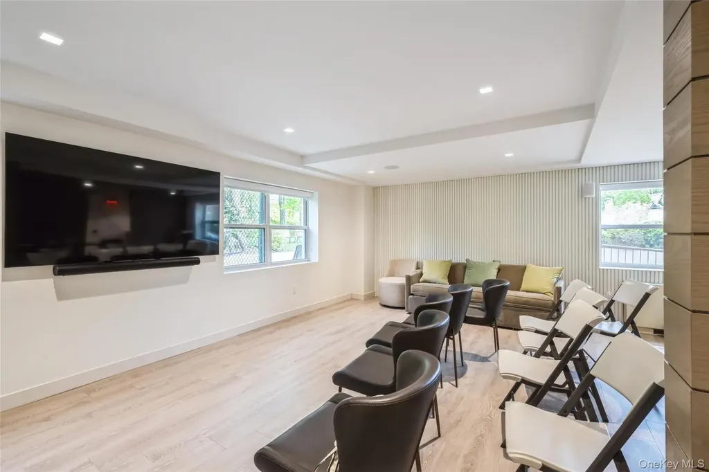 1 Kensington Gate Great Neck NY 11021