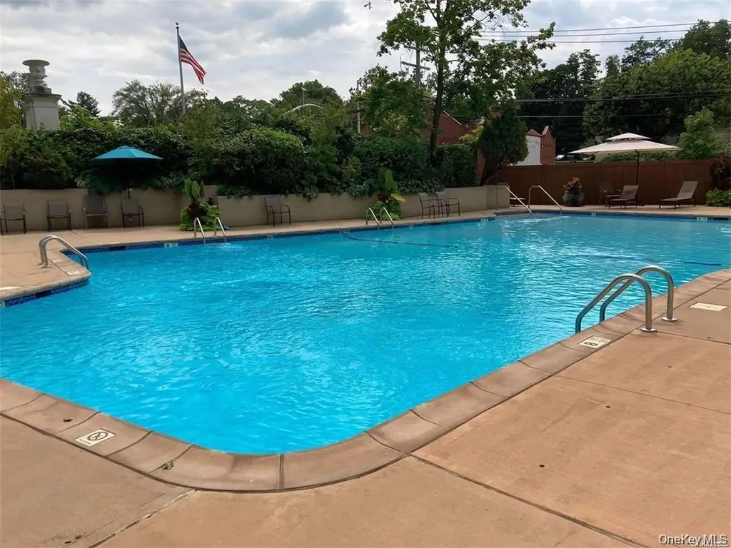 1 Kensington Gate Great Neck NY 11021