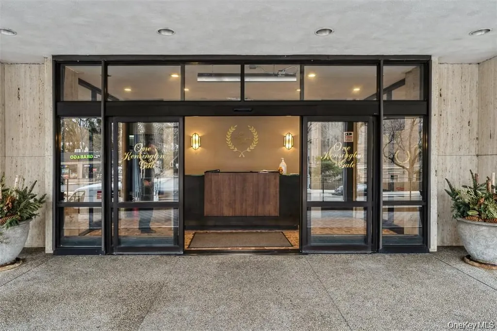 1 Kensington Gate Great Neck NY 11021