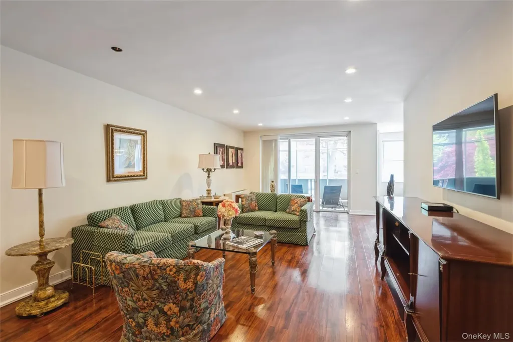 1 Kensington Gate Great Neck NY 11021
