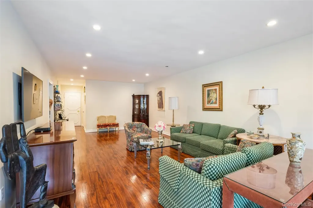 1 Kensington Gate Great Neck NY 11021