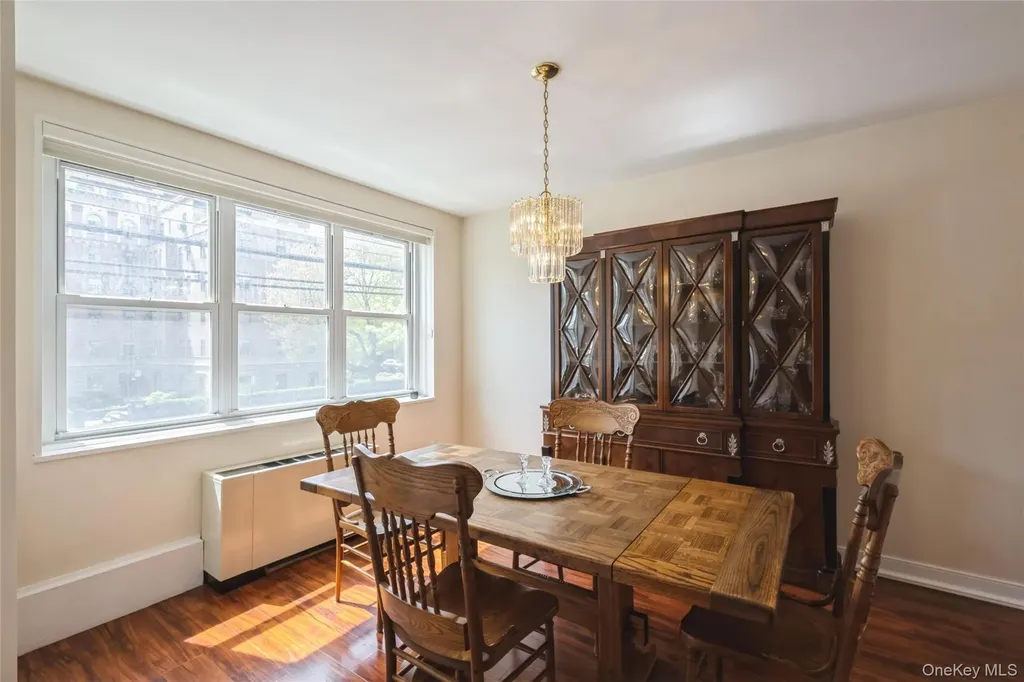 1 Kensington Gate Great Neck NY 11021
