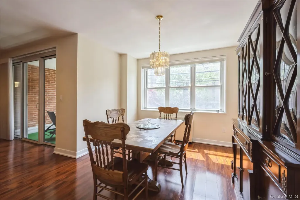 1 Kensington Gate Great Neck NY 11021