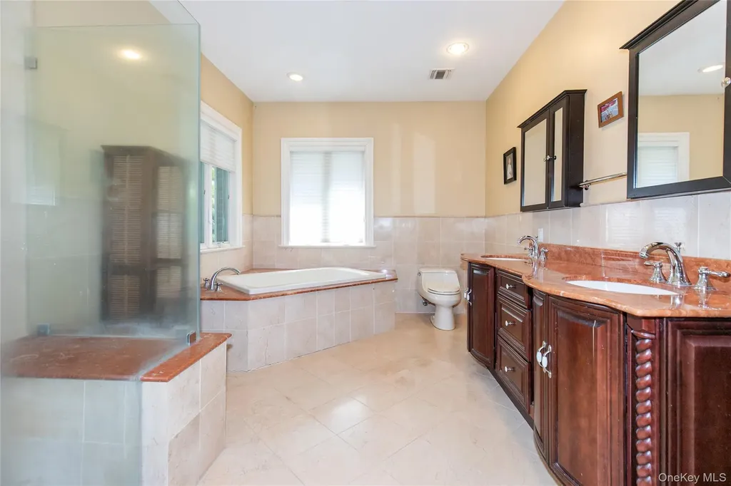 23 Fox Hunt Lane Great Neck NY 11020