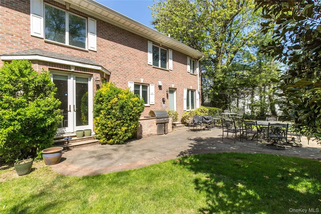 23 Fox Hunt Lane Great Neck NY 11020