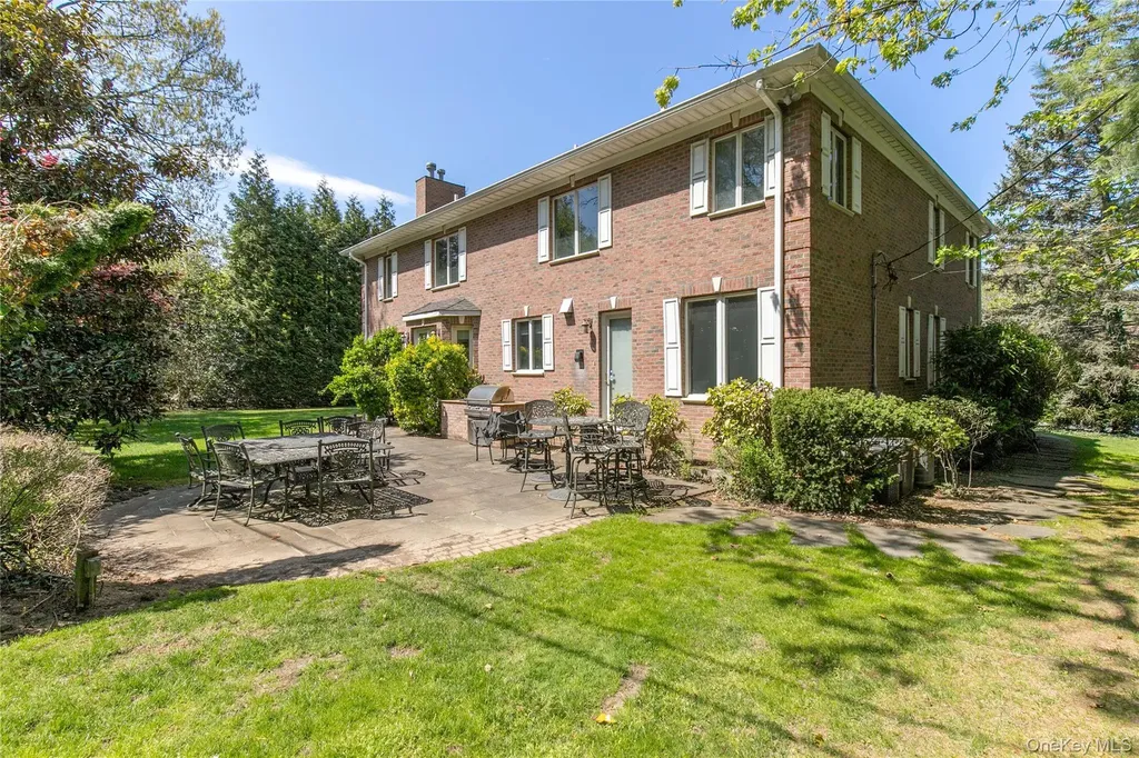 23 Fox Hunt Lane Great Neck NY 11020