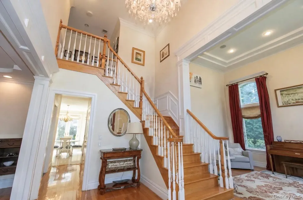 23 Fox Hunt Lane Great Neck NY 11020