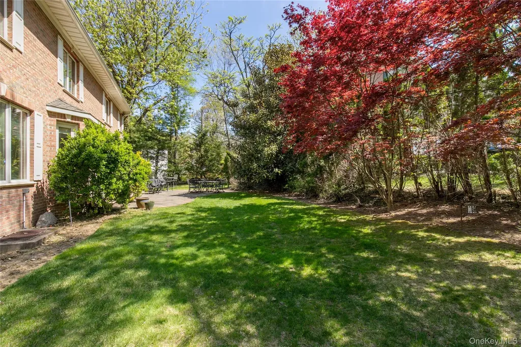 23 Fox Hunt Lane Great Neck NY 11020