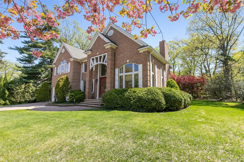 23 Fox Hunt Lane Great Neck NY 11020