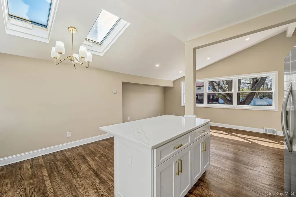 25 Greentree Drive Oakdale NY 11769