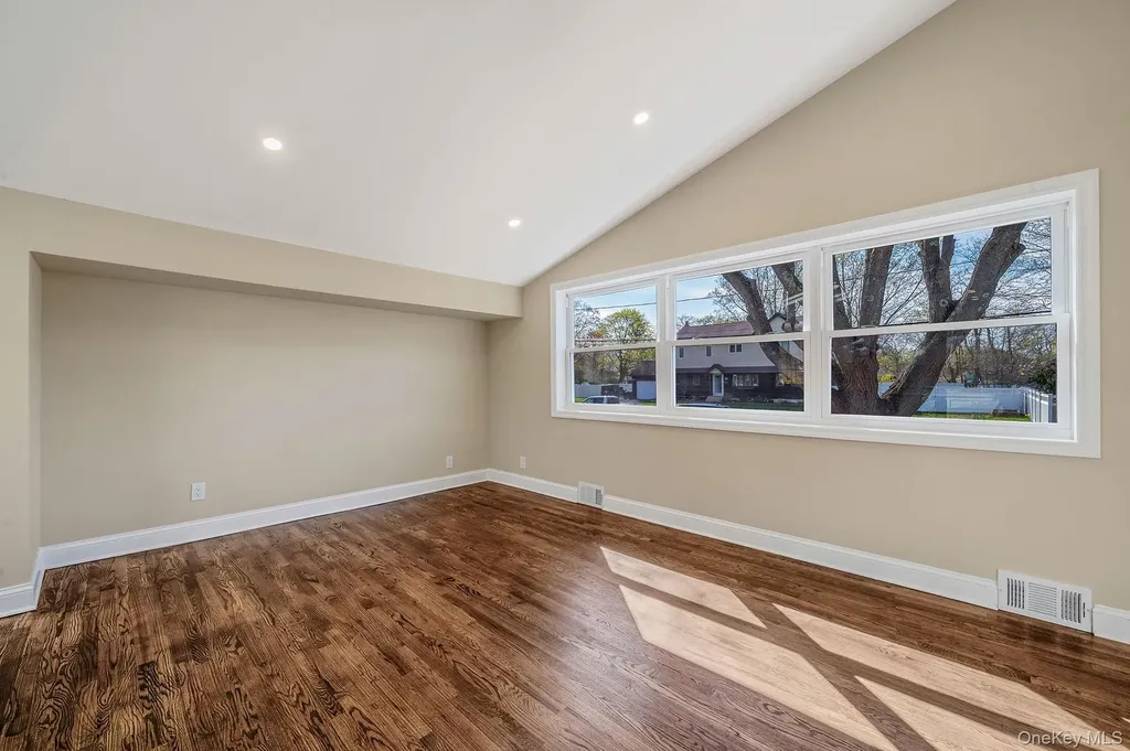 25 Greentree Drive Oakdale NY 11769