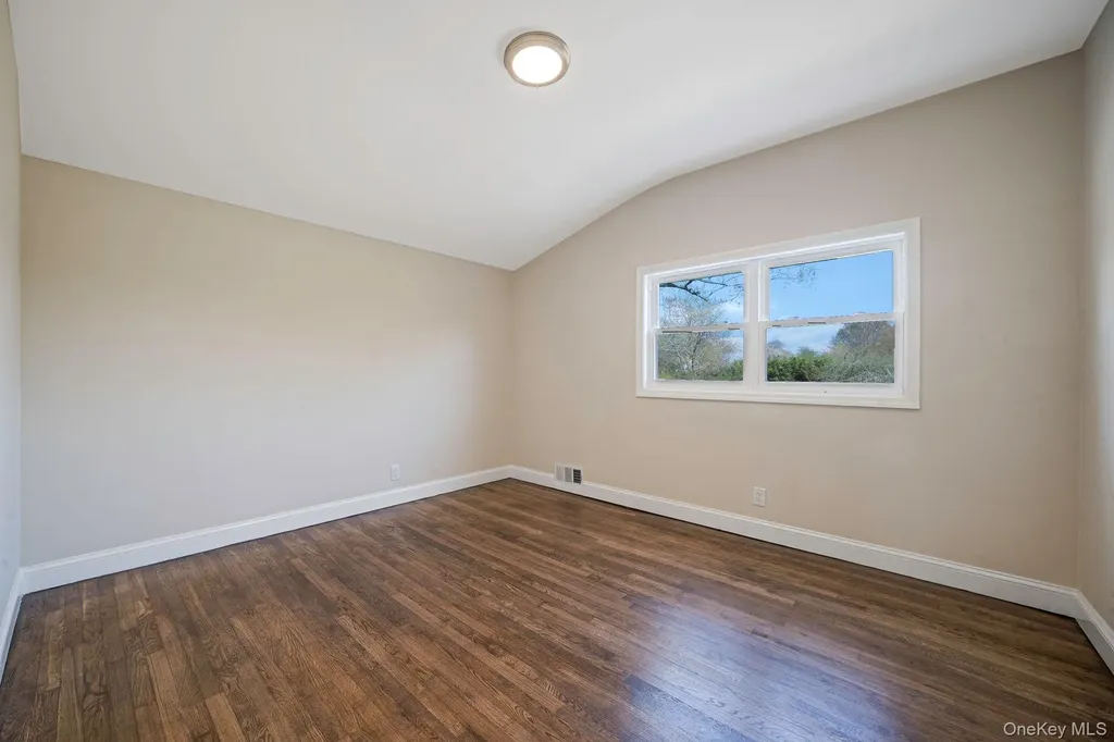 25 Greentree Drive Oakdale NY 11769