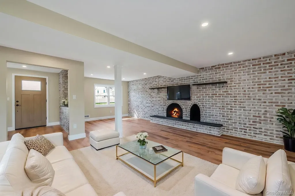 25 Greentree Drive Oakdale NY 11769