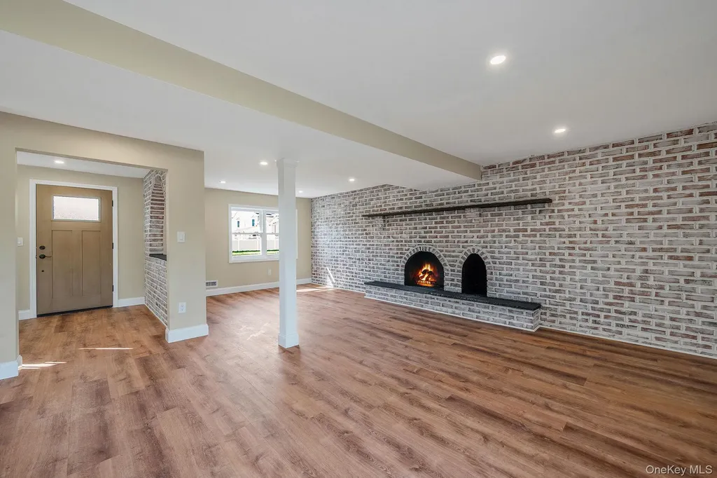 25 Greentree Drive Oakdale NY 11769