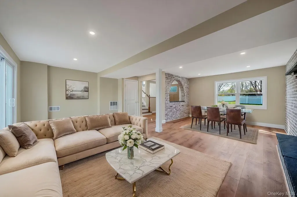 25 Greentree Drive Oakdale NY 11769
