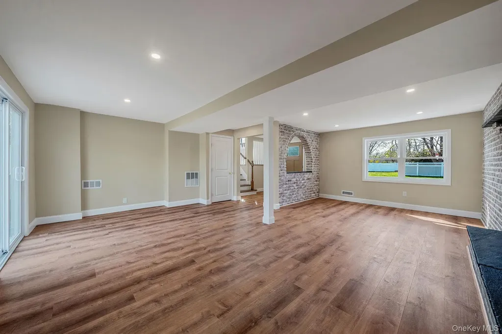 25 Greentree Drive Oakdale NY 11769