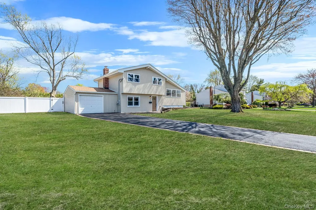 25 Greentree Drive Oakdale NY 11769