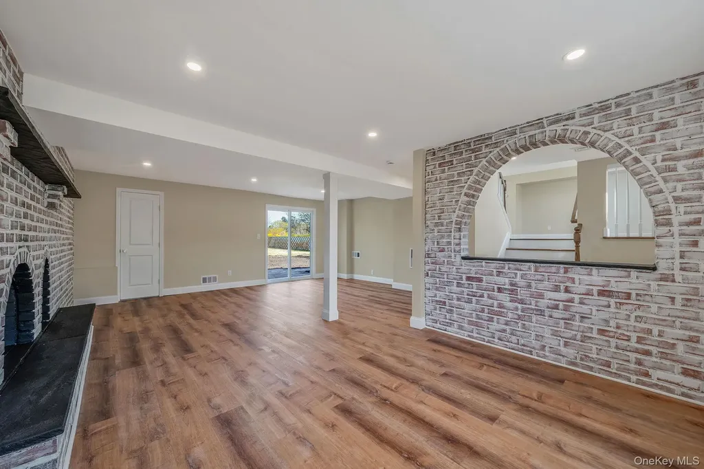 25 Greentree Drive Oakdale NY 11769