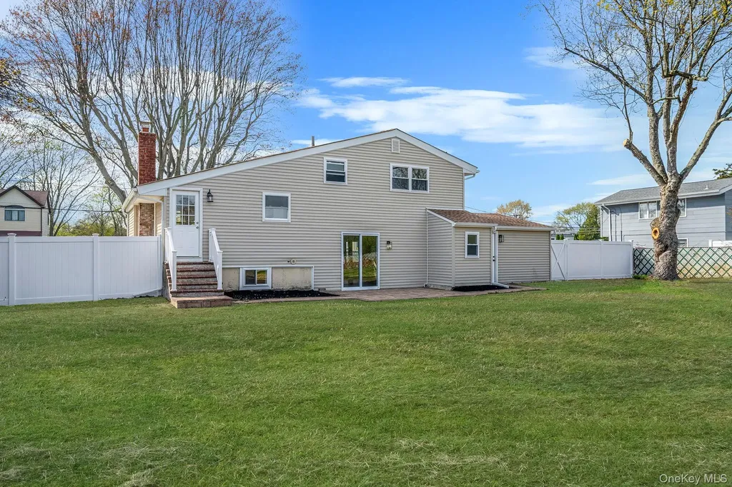 25 Greentree Drive Oakdale NY 11769