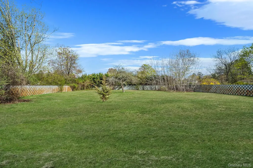 25 Greentree Drive Oakdale NY 11769